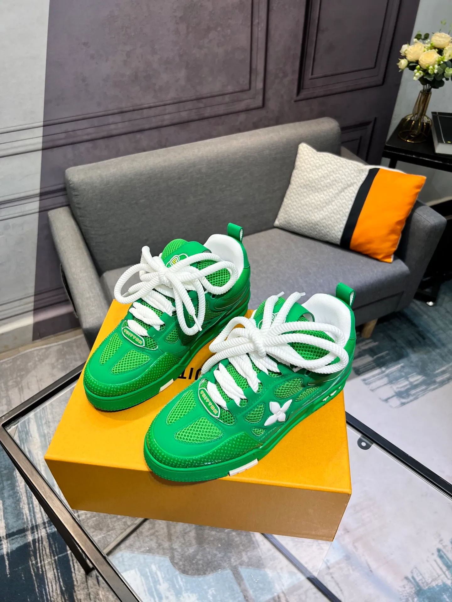 Men's men's shoes💰800 LV top version new style purchasing quality LV~Louis Vuitton LV TRAINER's best-looking sneakers, donkey brand strongly promotes new products, official website limited edition retro basketball sneakers! Both high-top and low-top models spent money to purchase 1:1 accurate reproductions of the originals. The details are invincible and full of sincerity. The imported custom-made original cowhide leather is the same as the original package. The details are 100% restored. The private model customizes the original one-piece TPU outsole. It is different from other brands. Without the original version, this effect cannot be achieved!                Men's and women's models 35-40 39-45 (46 is custom-made and cannot be returned or exchanged)